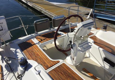 Beneteau Oceanis 31 charter sailboat